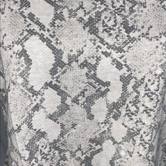 H&M Snake Print Short Sleeve Top White & Gray Small - Picture 4 of 9